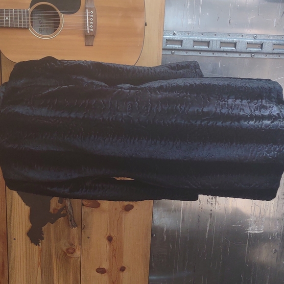 Elegant Faux Fur Coat - Picture 5 of 8